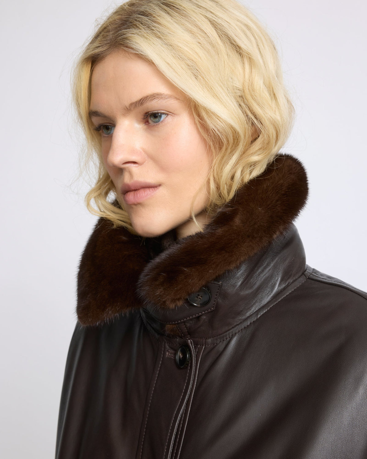 Short lambskin leather jacket with detachable mink fur collar