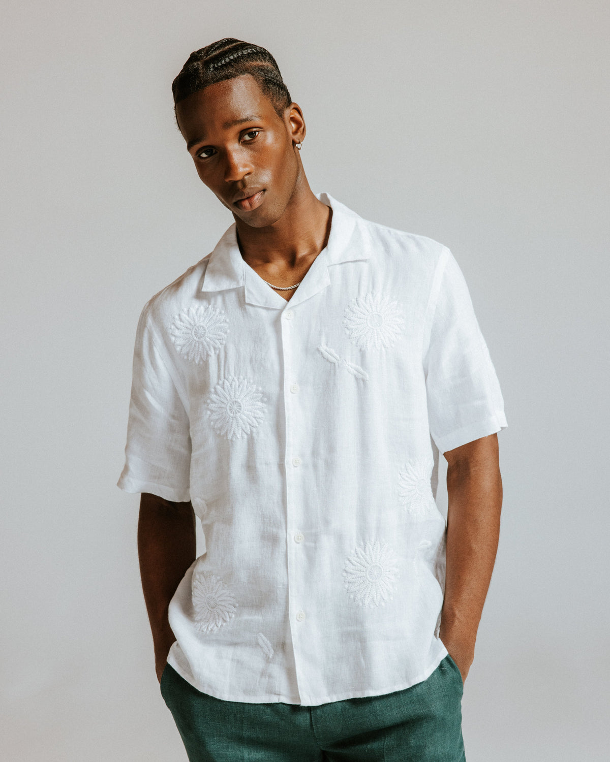 Didcot - White Flower Embroidered Short-Sleeve Shirt
