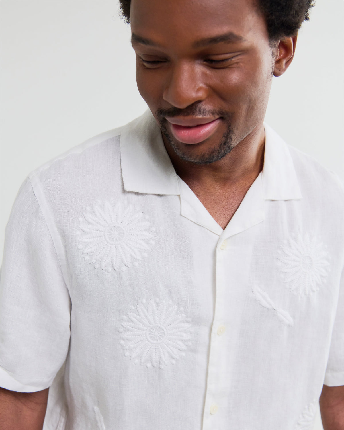 Didcot - White Flower Embroidered Short-Sleeve Shirt
