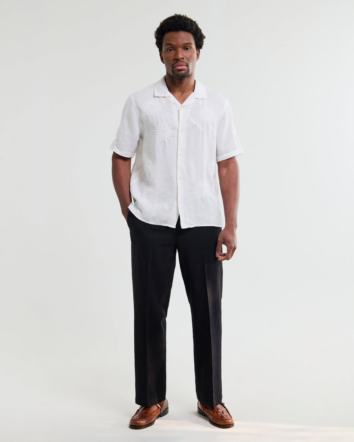 Didcot - White Flower Embroidered Short-Sleeve Shirt