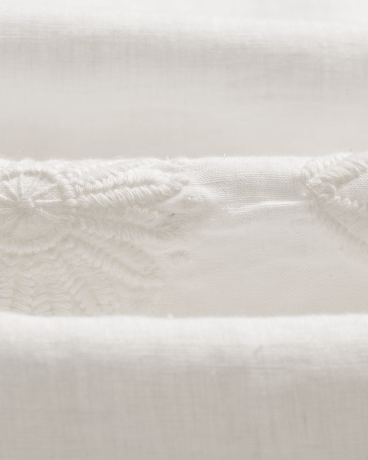 Didcot - White Flower Embroidered Short-Sleeve Shirt